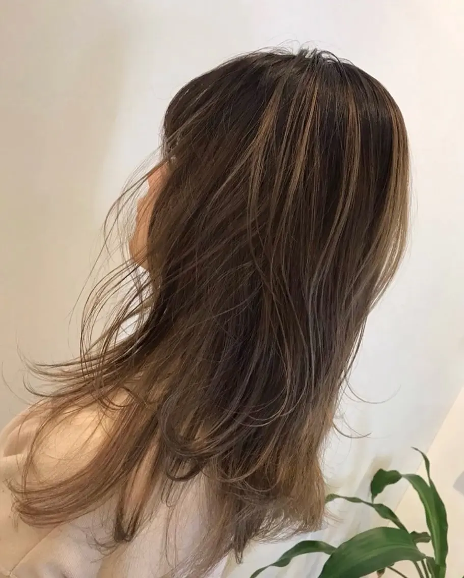 セミロング 🫧✨️‪榎宮秀 透明感 ハイトーンのヘアスタイル
