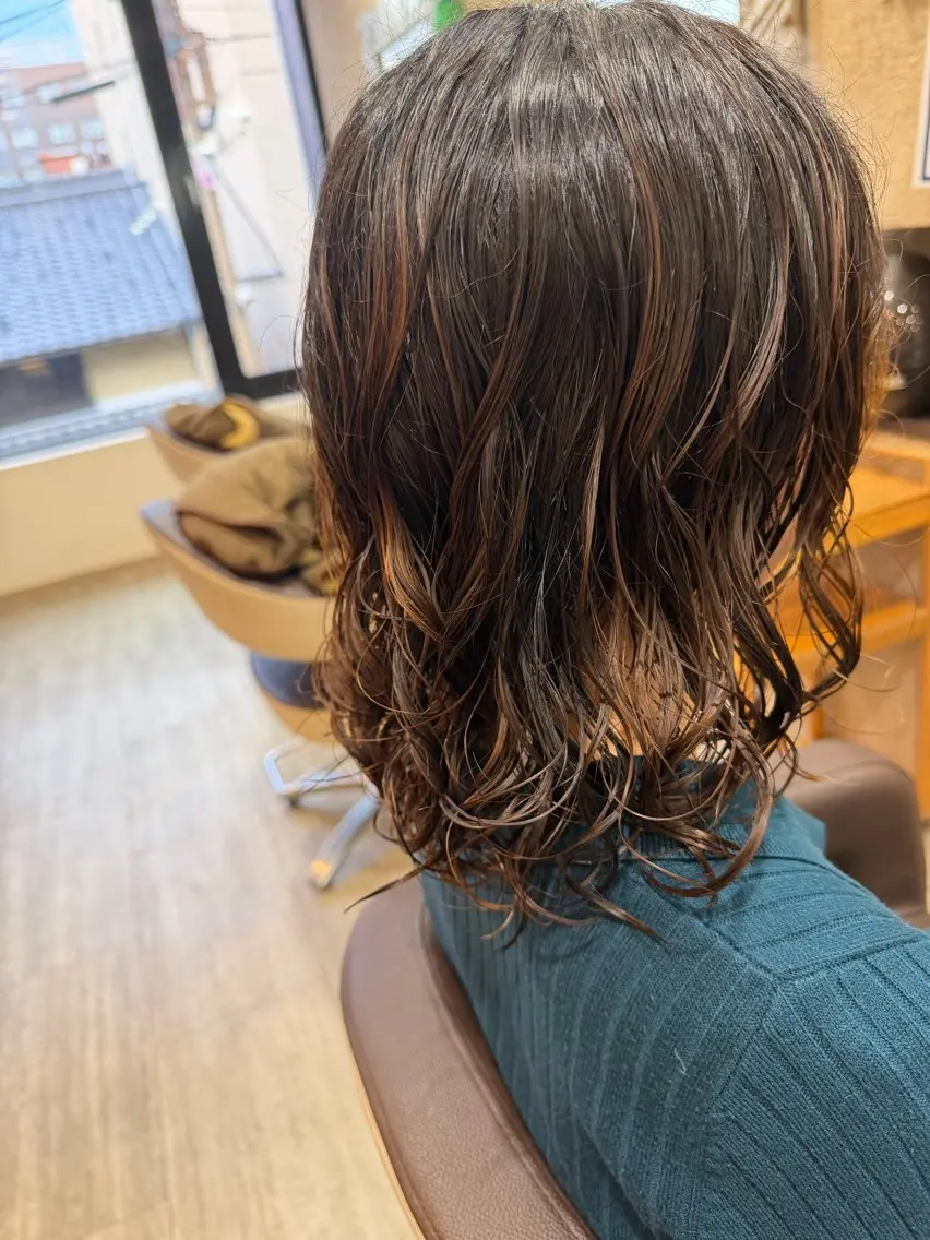 セミロング パーマ セミロングパーマ カット ヘアカラー パーマ 勘場 万菜華のヘアスタイル