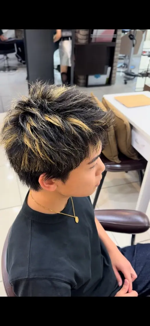 カラー メンズ ヘアカラー トリートメント メンズ特化シャドウパ ーマラウンドマッシュのヘアスタイル