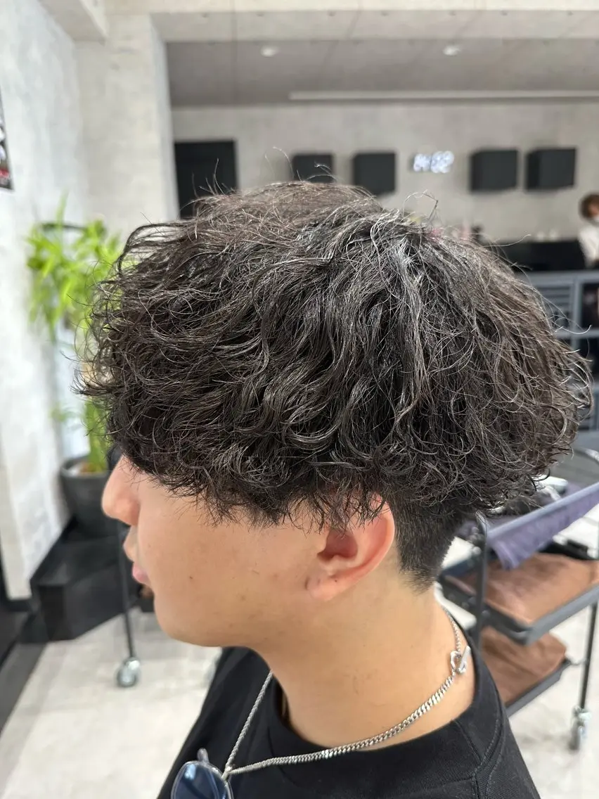ショート パーマ メンズ 波巻きパーマ カット パーマ ユウ🪄 パーマ指名No1のヘアスタイル