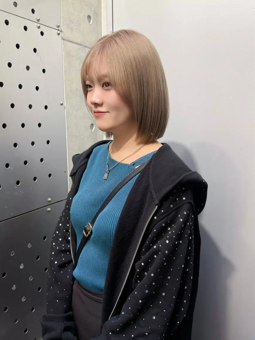 ミディアム カラー ベージュカラー ミルクティーベージュ 幣 あや乃 /レイヤーカットのヘアスタイル