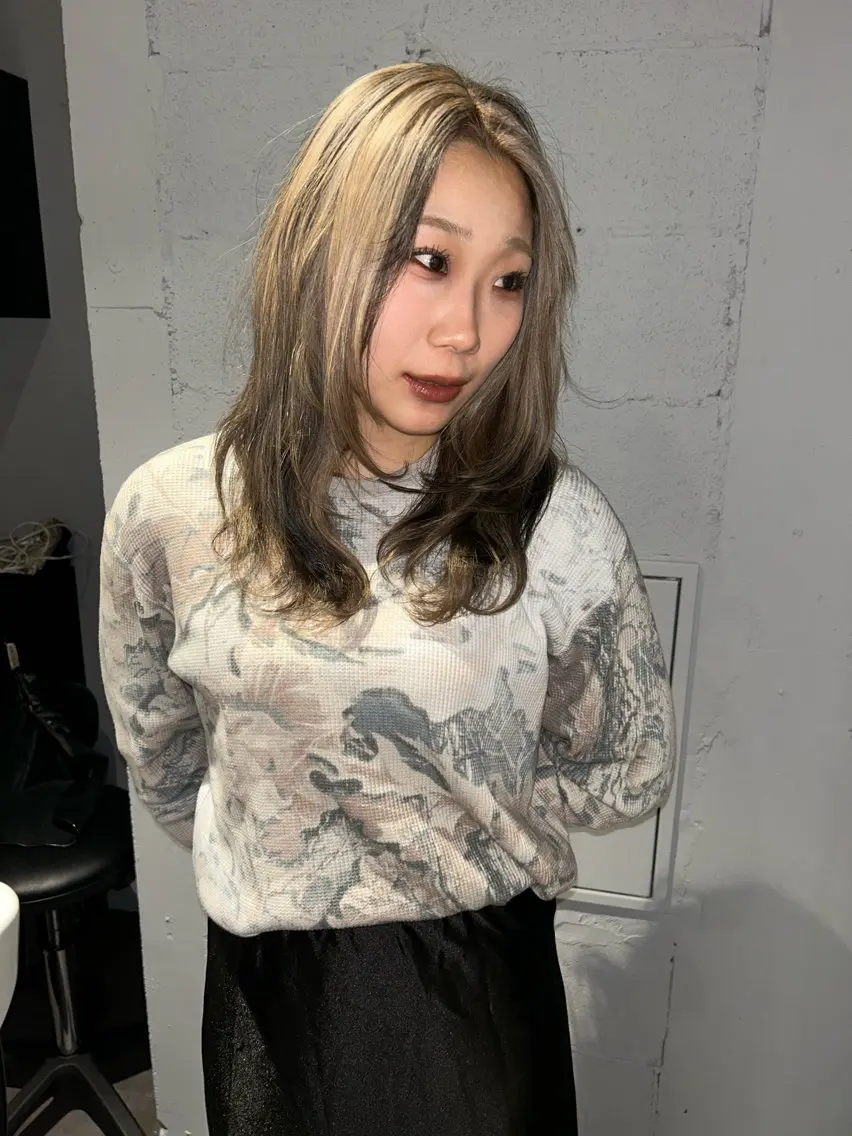セミロング カラー アダチ ヒナタのヘアスタイル