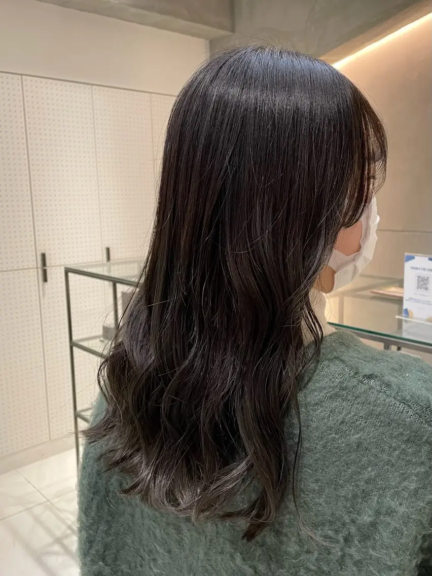セミロング アッシュ アッシュグレー アッシュグレージュ ヘアカラー トリートメント レイヤー／ハイトーン /透明感/AKARIのヘアスタイル