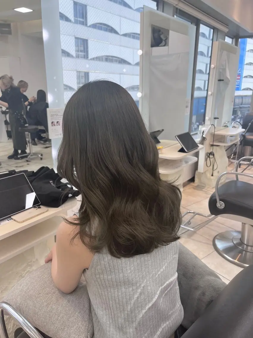 セミロング カラー 透明感カラー オリーブカラー 韓国レイヤー×モテ髪 /MITSUKI🤍のヘアスタイル