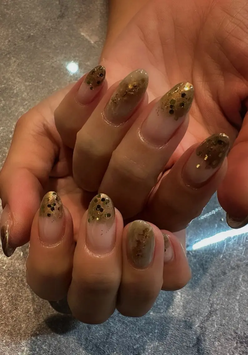 ネイル ブラウン ゴールド グリーン ホログラムネイル ラメ(グリッター) Sei | cres nailのネイルデザイン