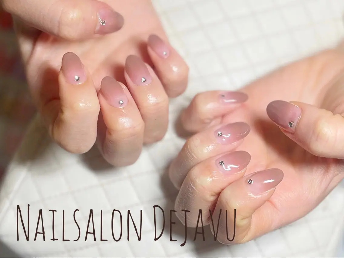 ネイル グラデーション ストーンネイル ハンドネイル Nail salon Dejavu 🌿のネイルデザイン