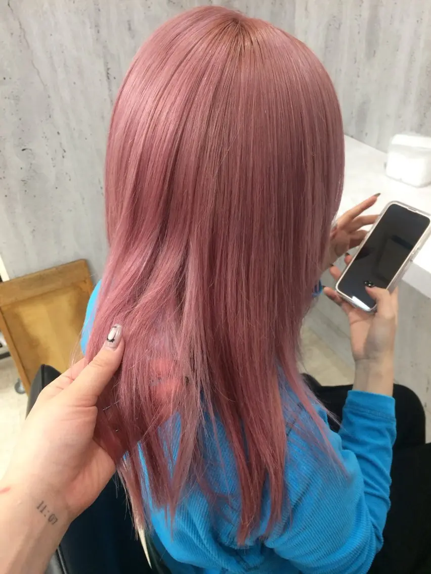 セミロング カラー ブリーチ ピンクカラー カット ヘアカラー 杏華レイヤー/ パーマ/ハイトーンのヘアスタイル