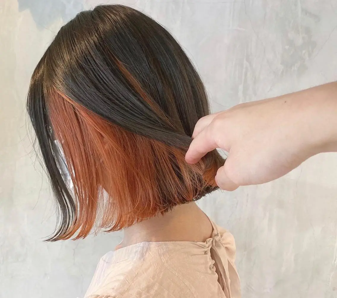 ミディアム カラー オレンジ ブリーチなしカラー/ 顔周りレイヤーカットのヘアスタイル
