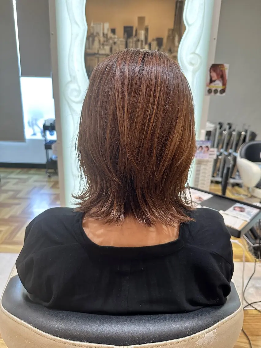ミディアム レイヤーカット 外ハネヘア カット ヘアカラー 金沢 広美のヘアスタイル