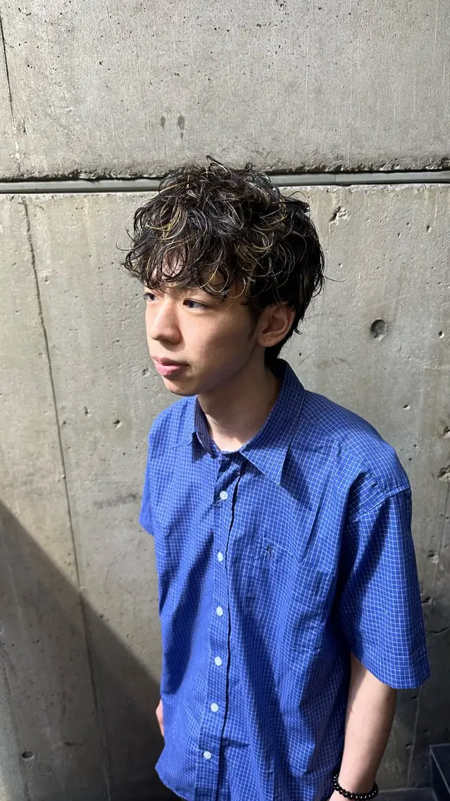 カラー パーマ メンズ メンズハイライト メンズパーマ ハイライトカラー スパイラルパーマ 五十嵐 圭音のヘアスタイル