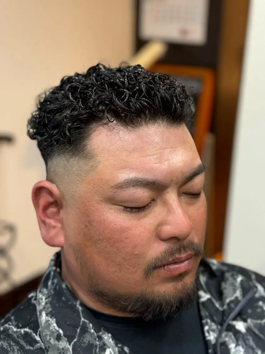 ショート パーマ メンズ フェードカット 濡れパン スキンフェード 早川 太貴のヘアスタイル