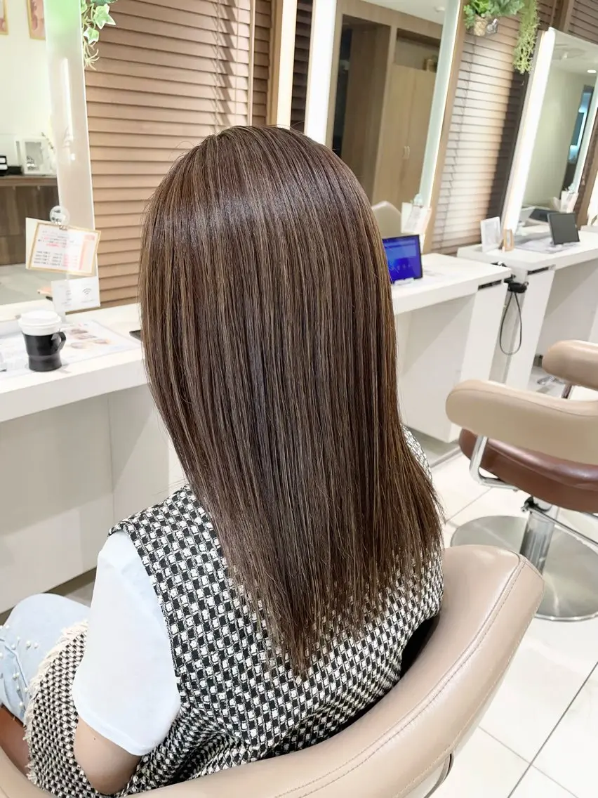 ミディアム カット ヘアカラー 清藤綾/脱白髪染め 白髪ぼかしハイライトのヘアスタイル