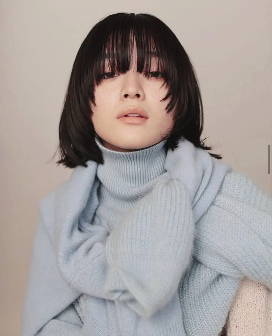 ミディアム 髙子 理央のヘアスタイル