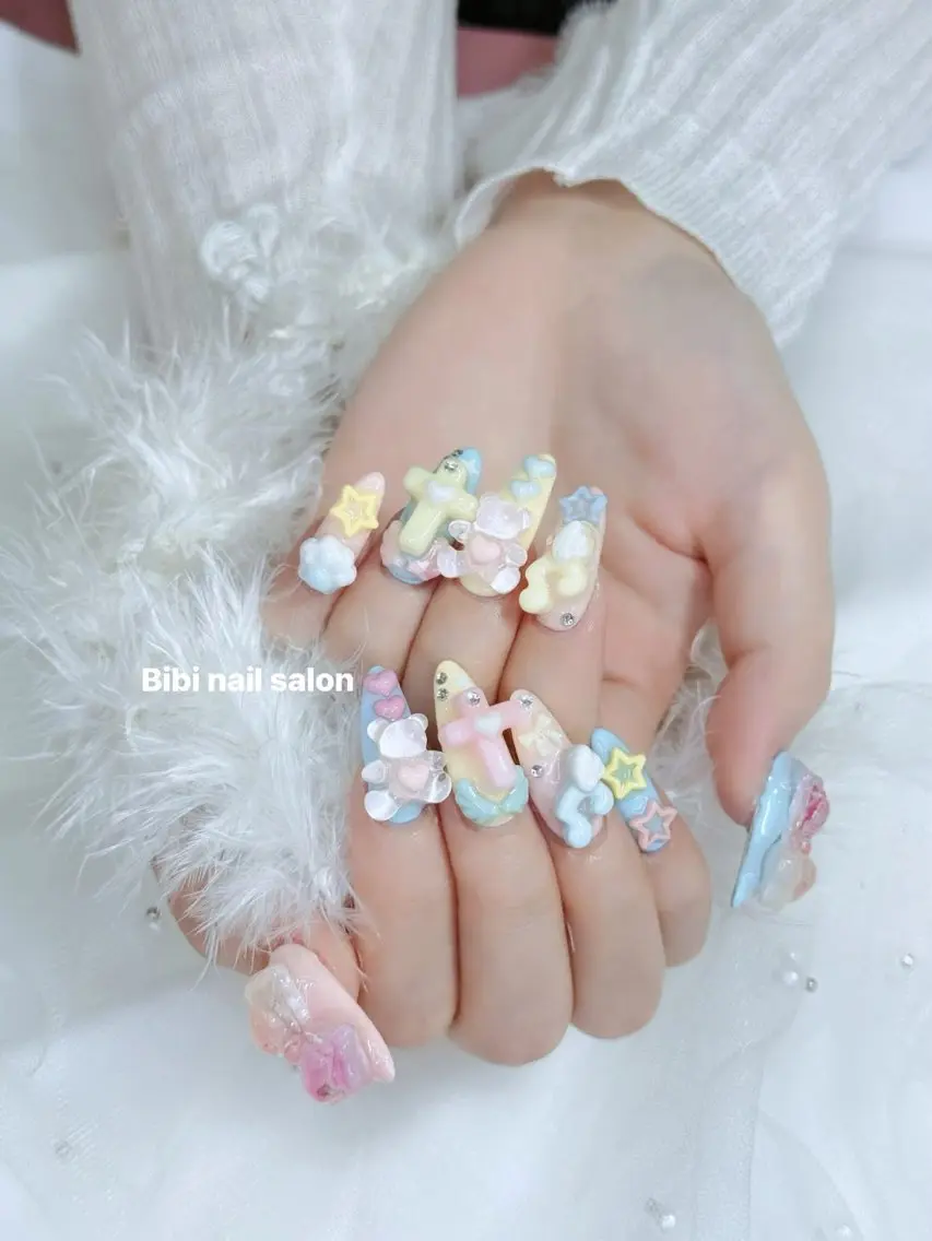 セミロング ハンドネイル Chann Channのネイルデザイン