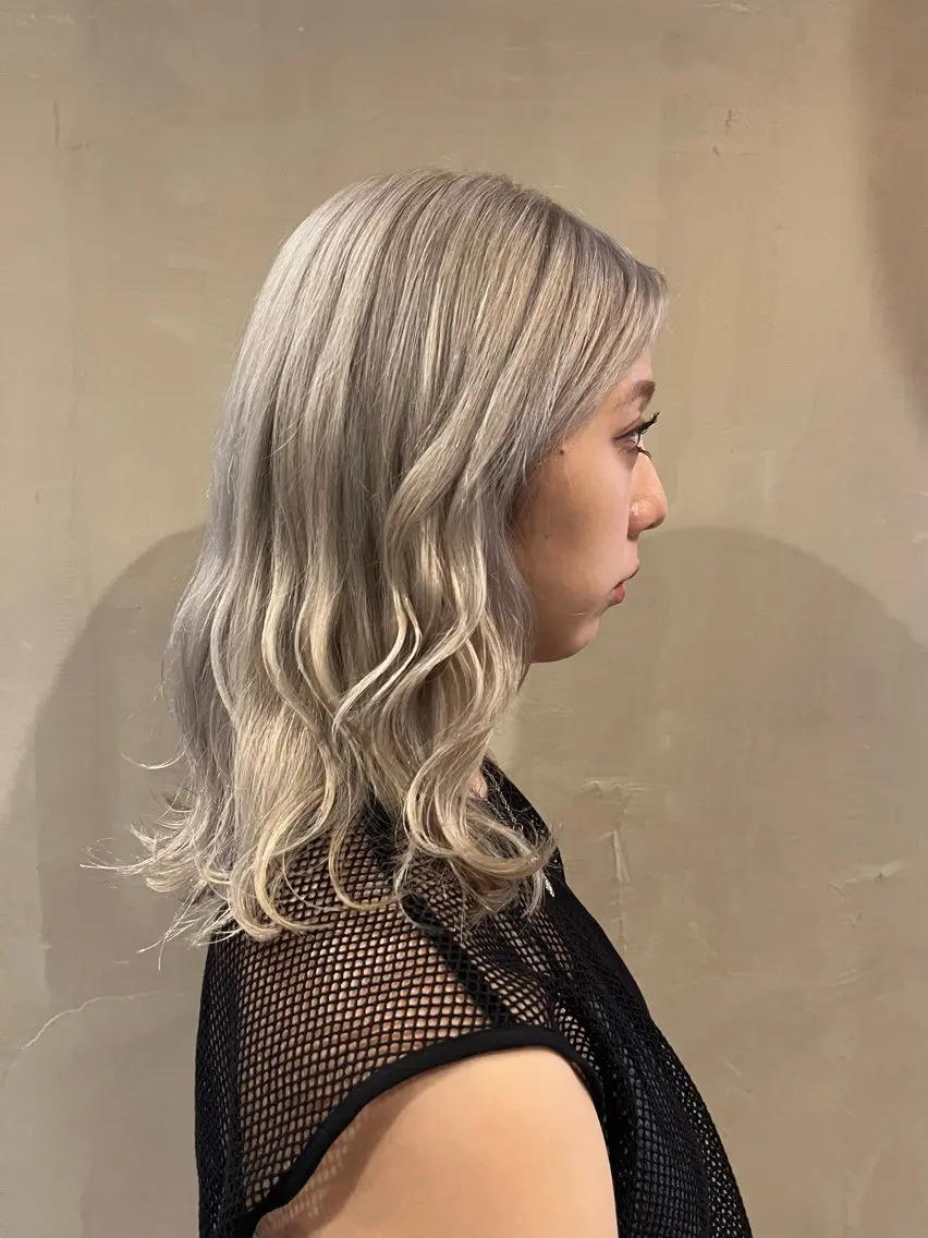 ミディアム カラー ヘアアレンジ ブリーチ シルバー ホワイトシルバー みわ/博多 ブリーチ/メンズヘアのヘアスタイル