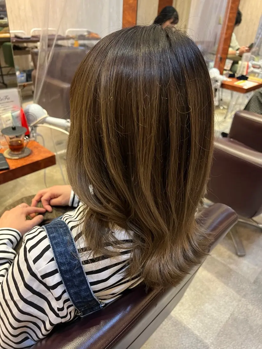 ミディアム カラー バレイヤージュ ブリーチ レイヤーカット 乕谷 美潮のヘアスタイル