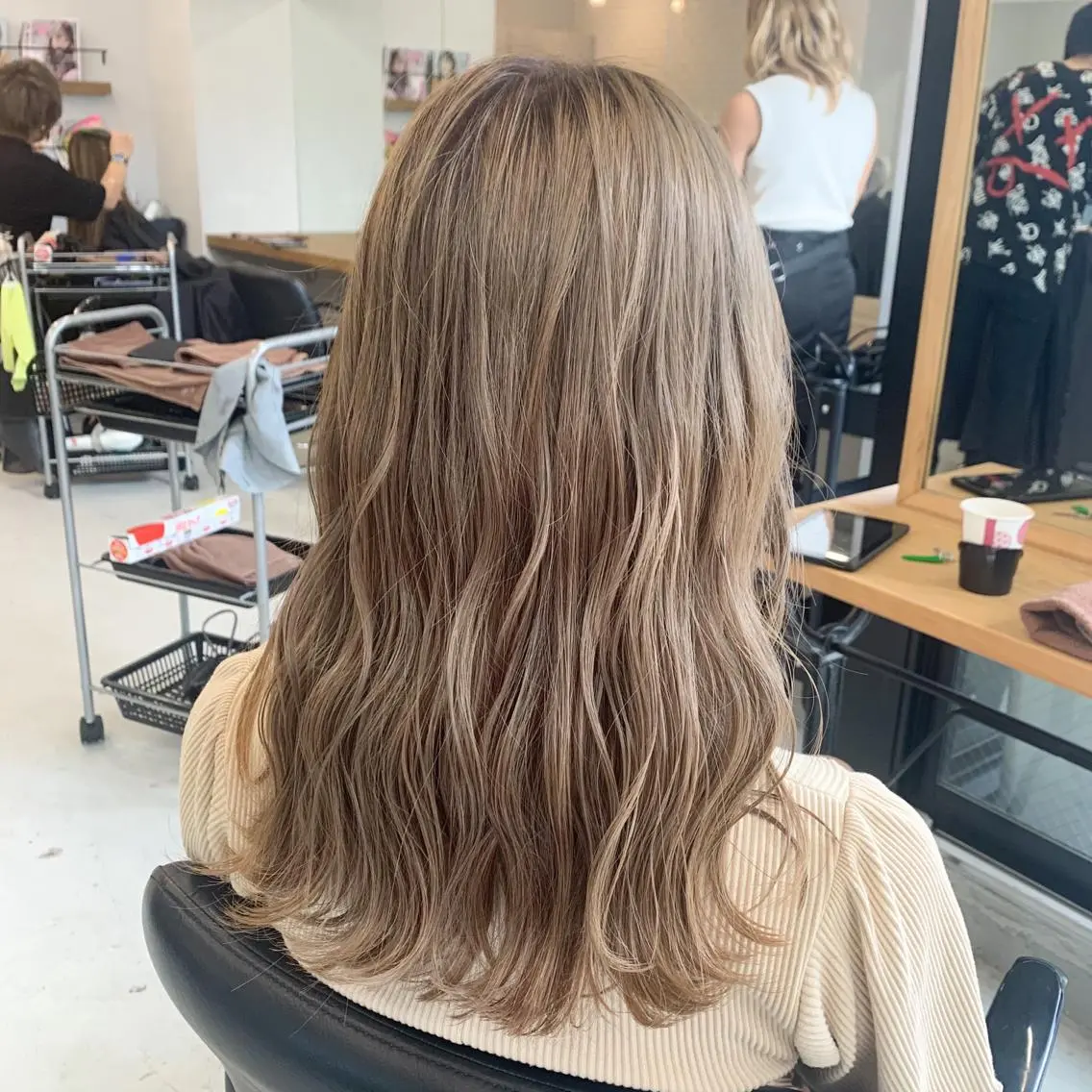 セミロング 難波 茜のヘアスタイル