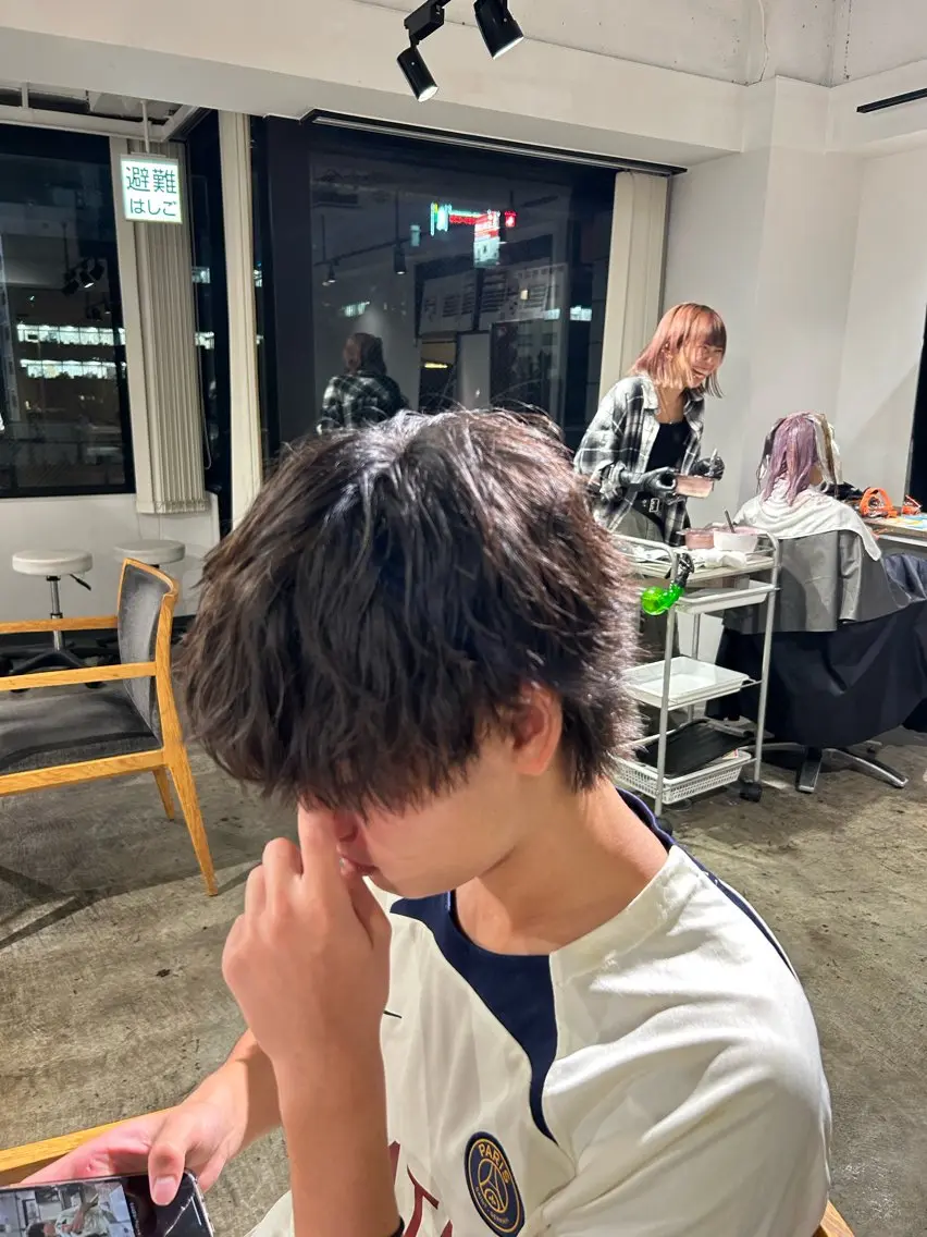 ショート パーマ メンズ センターパート ダウンパーマ カルマパーマ メンズ韓国風 マッシュウルフ カット 名駅/フェザーパーマ 曲がる縮毛矯正/森岡のヘアスタイル
