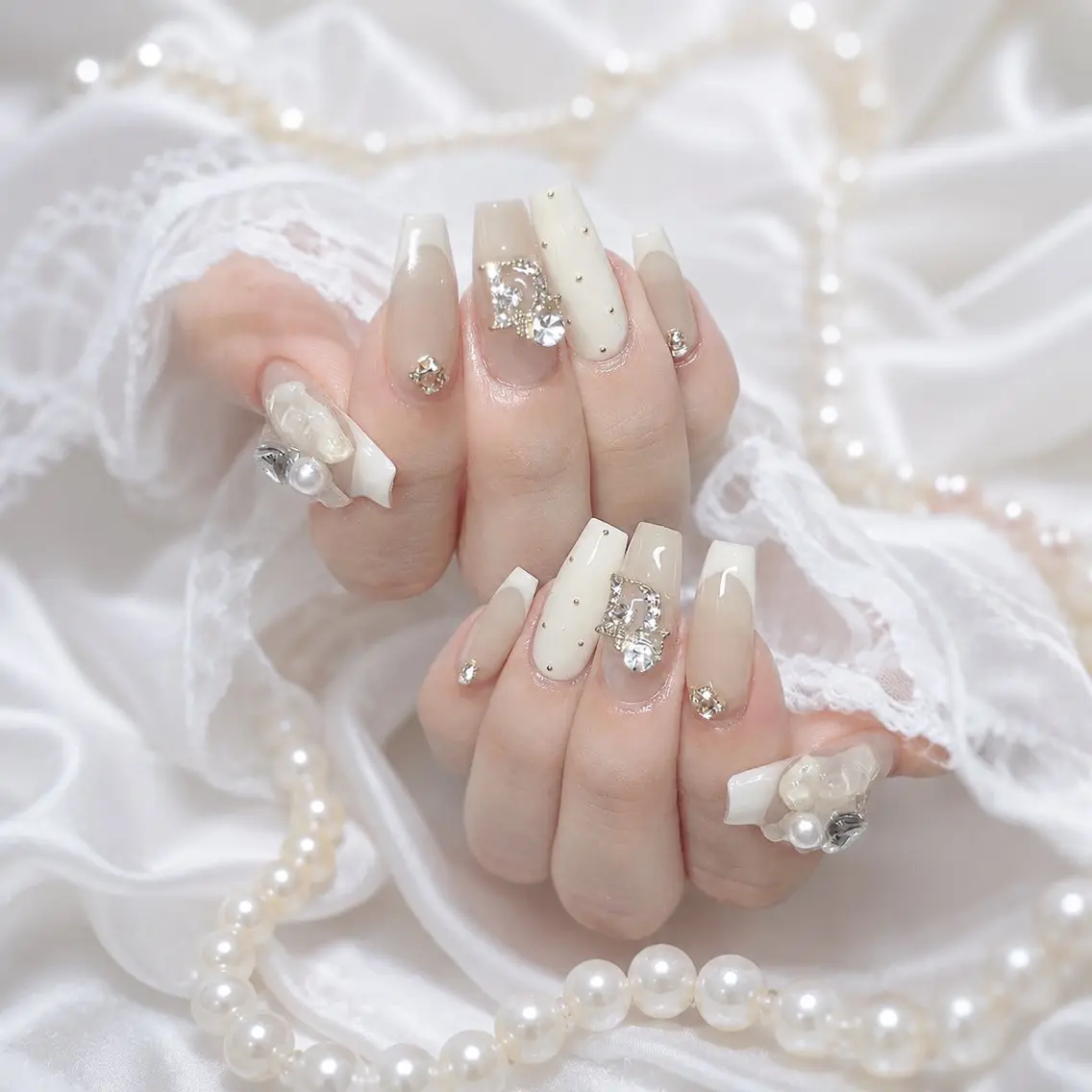 ネイル アートネイル オーロラネイル ボルドー チークネイル フレンチネイル ハンドネイル Sakura Nail Salonのネイルデザイン
