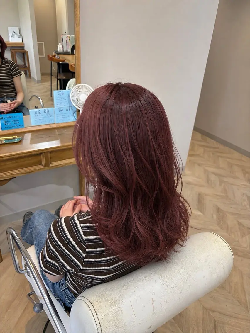 セミロング カラー ブリーチ 透明感カラー レッドカラー 高坂 萌奈のヘアスタイル