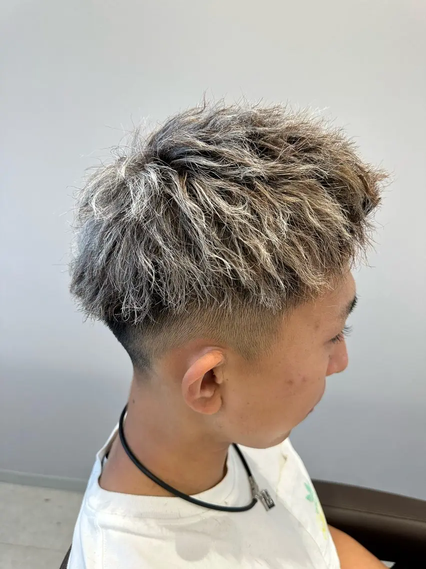 ショート カラー パーマ ヘアアレンジ メンズ キッズ メンズバレイヤージュ メンズハイライト メンズパーマ 波巻きパーマ バレイヤージュ メンズ特化 Chere   金剛のヘアスタイル
