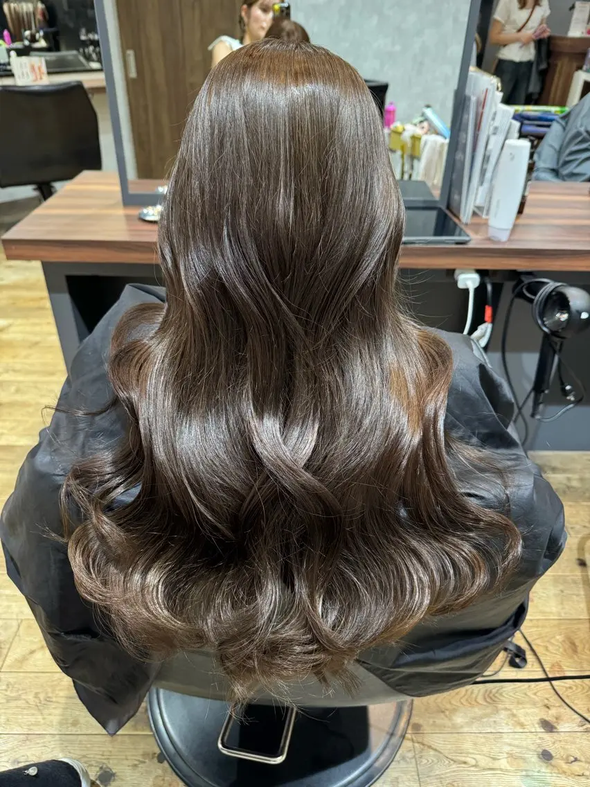 ロング カラー グレージュ 辻田 七海のヘアスタイル