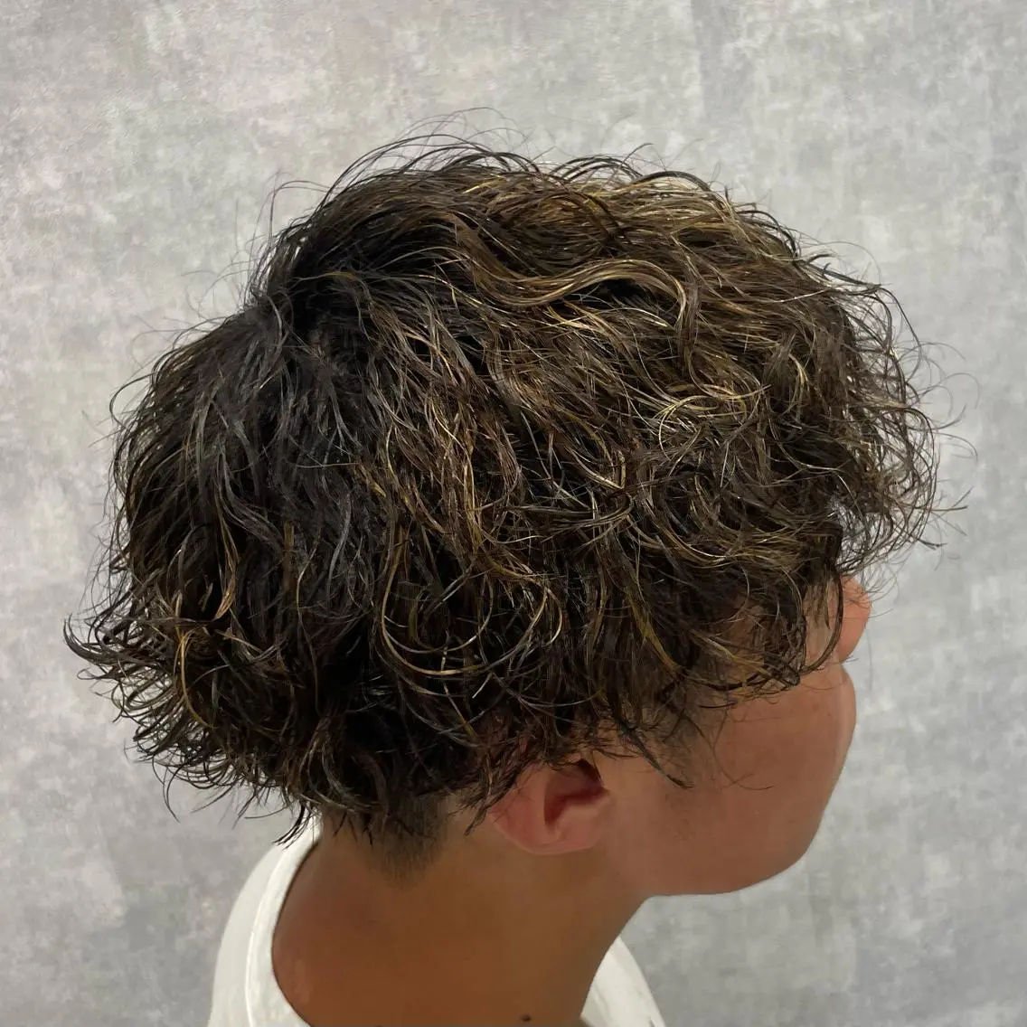 ショート パーマ メンズ メンズハイライト 波巻きパーマ ハイライト 港南台短髪特化 フェザーパーマのヘアスタイル