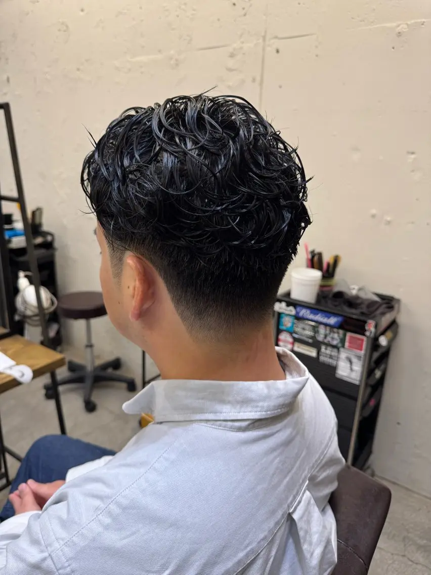 ショート パーマ メンズ ビジネス センターパート ダウンパーマ フェードカット メンズハイライト カット パーマ トリートメント 💈メンズ特化💈 TASUKUのヘアスタイル