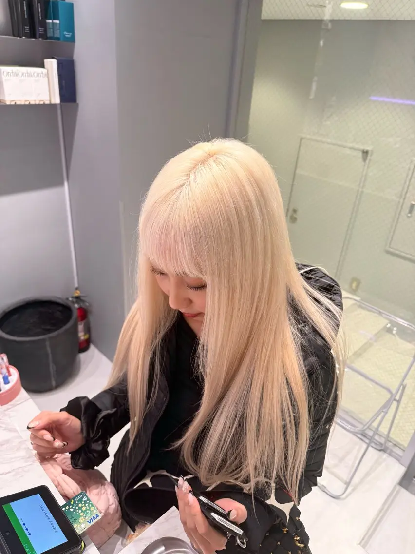ロング カラー 抜きっぱなしブロンド ブロンド ヘアカラー トリートメント ヘアセット ハイトーンレイヤー 顔まわりSOTAのヘアスタイル