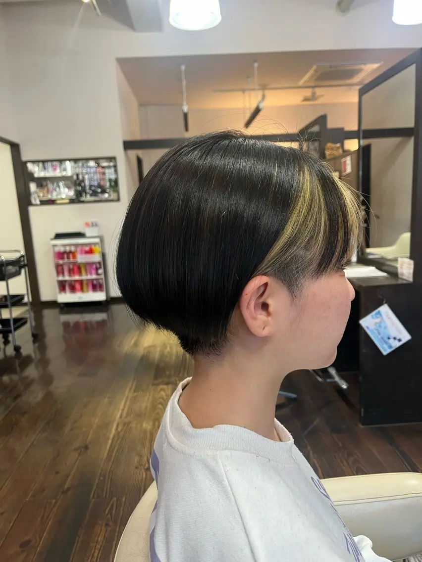 ショート カラー インナーカラー ショートヘア ヘアカラー 本多結香/レイヤー /ハイライトカラーのヘアスタイル