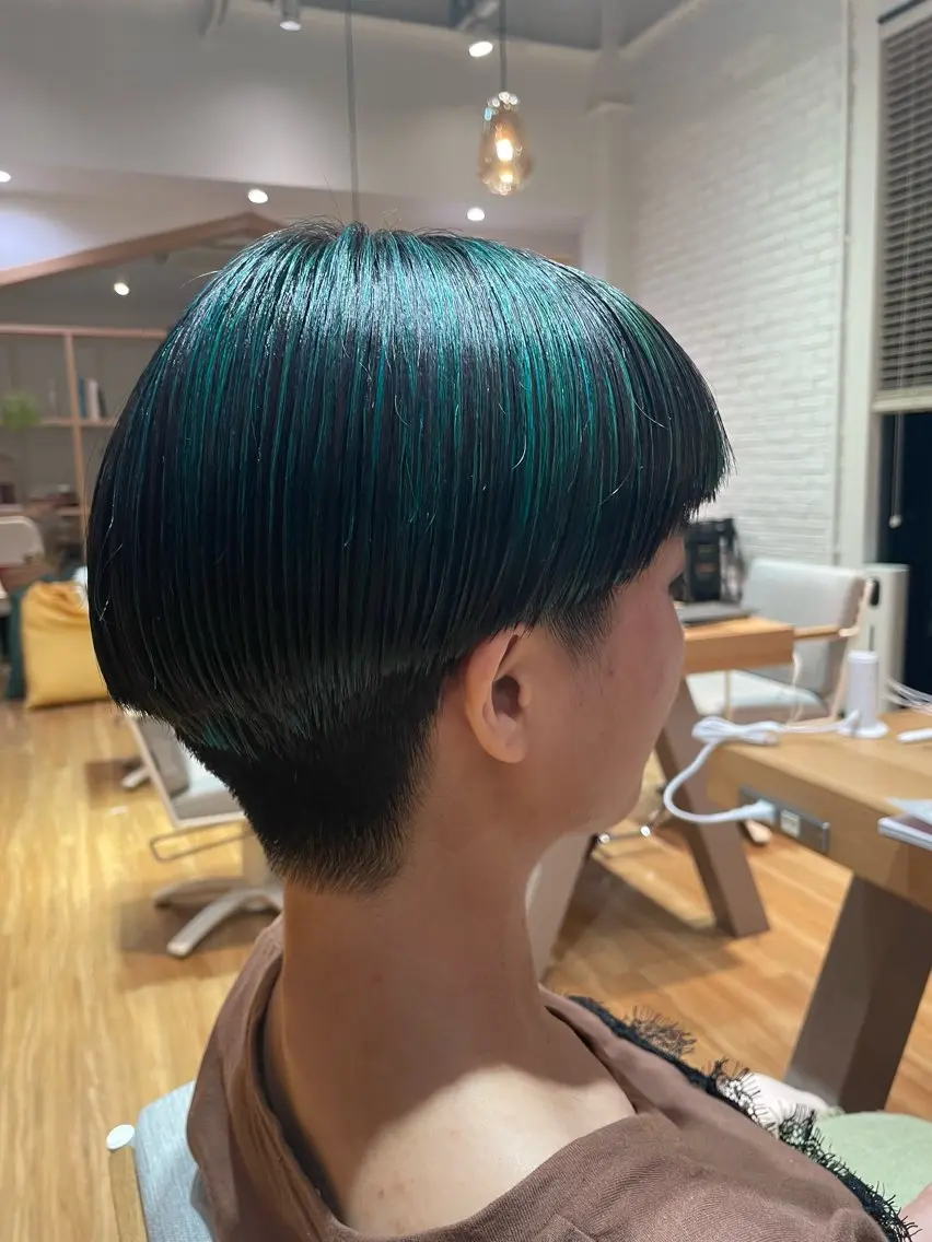 ショート カラー ブリーチ デザインカラー すやま もえのヘアスタイル