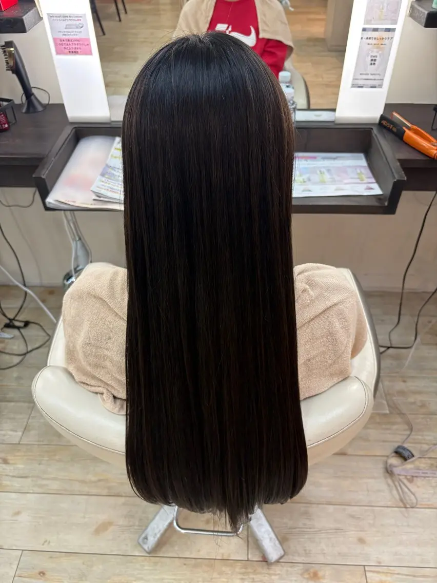 ロング ルプラボウ　岡田 莉音のヘアスタイル