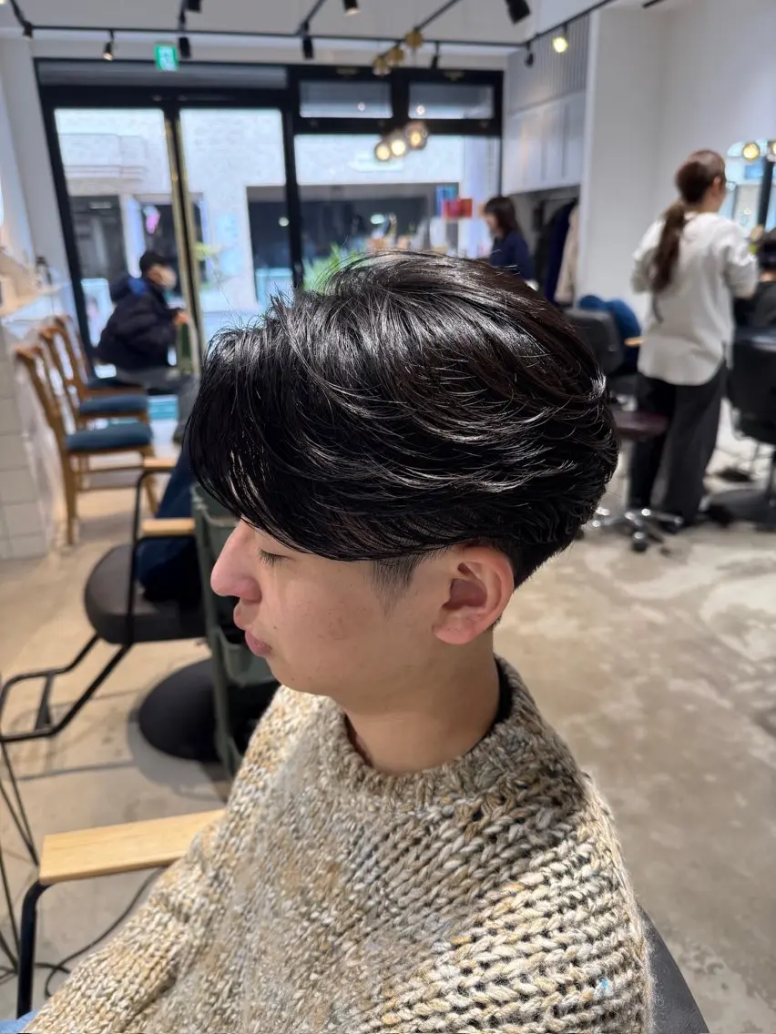 ショート パーマ メンズ センターパート フェザーパーマ メンズ韓国風 メンズパーマ 韓国風ヘア カット パーマ メンズカットパーマ ✂️ JOYAのヘアスタイル