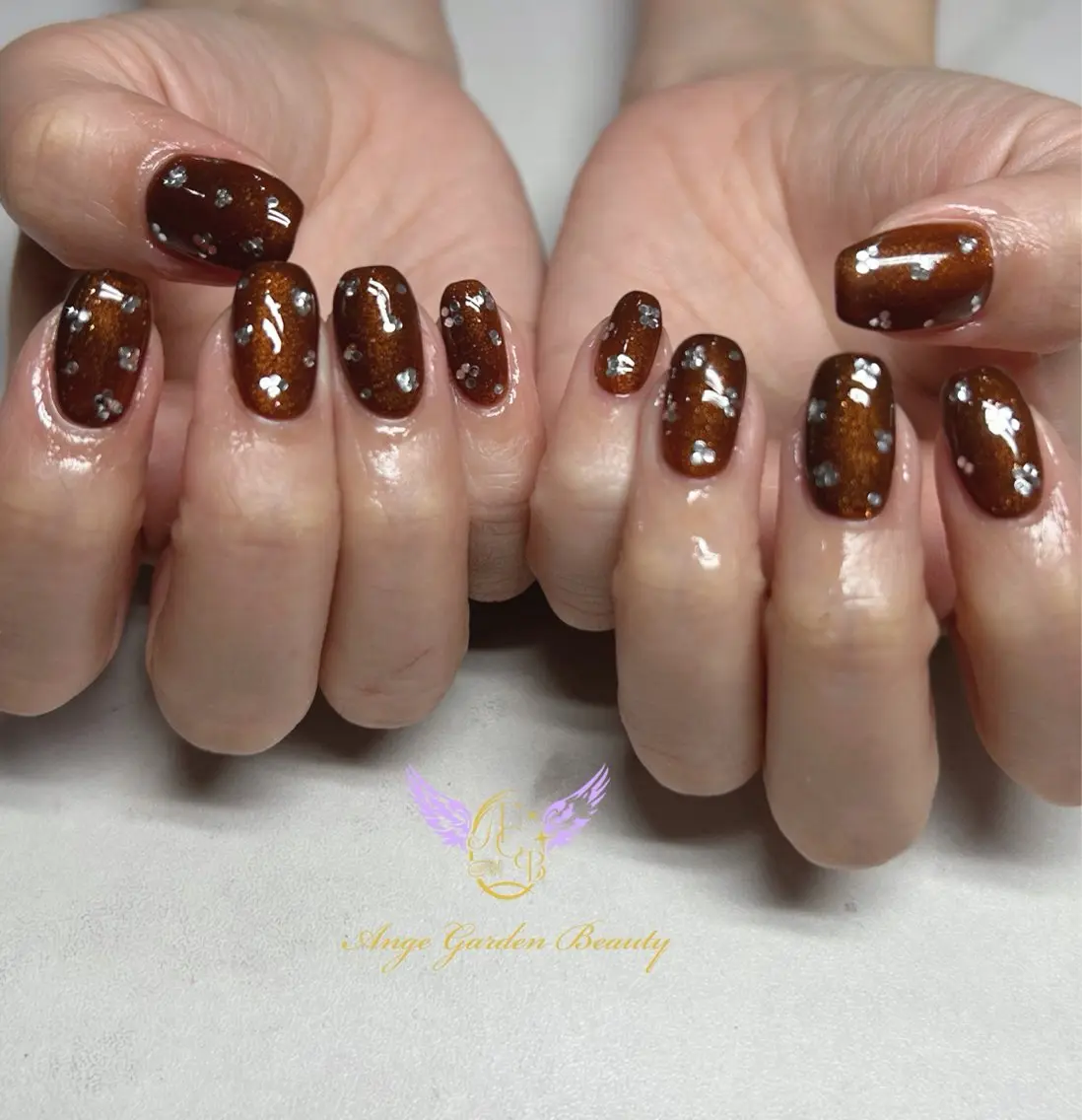 ネイル ブラウン ホログラムネイル ラメ(グリッター) シルバー ハンドネイル AngeGarden Beautymihoのネイルデザイン