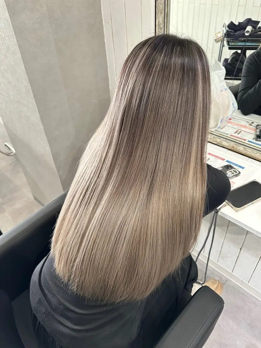 ロング カラー 透明感カラー グレージュ ハイライトカラー ハイライト ヘアカラー ハイトーン belle ナホのヘアスタイル