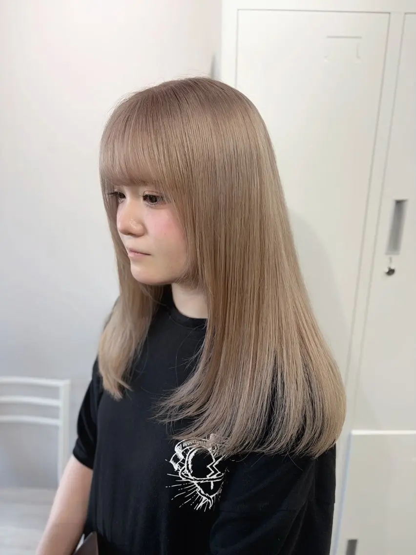 セミロング カラー ベージュカラー ブリーチ ブロンド ブルーカラー 透明感カラー カット ヘアカラー トリートメント ブリーチ/髪質改善/ レイヤー/YUTO‎のヘアスタイル