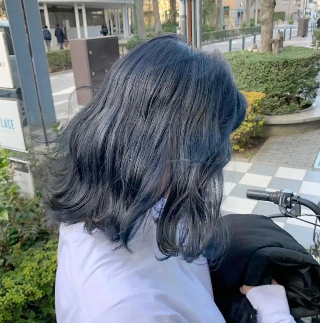 カラー ブリーチ ネイビーカラー シルバー 平野葵🎀 hair/nailのネイルデザイン