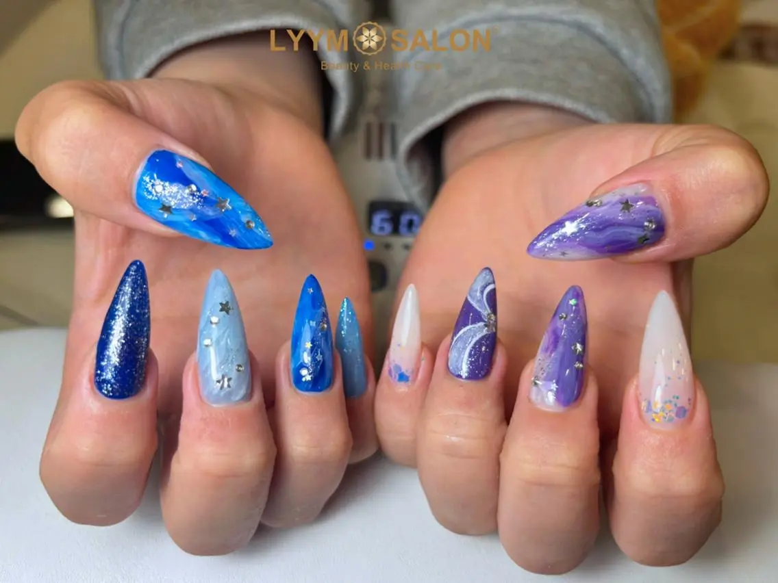 ネイル アートネイル ブルー ホログラムネイル キラキラネイル 韓国ネイル ハンドネイル LYYM Salonのネイルデザイン