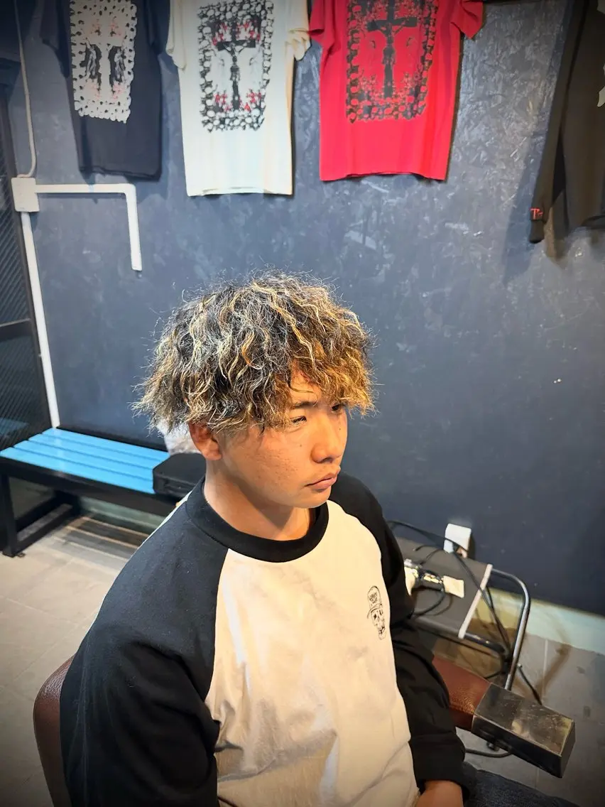 カラー パーマ メンズ メンズブリーチ メンズメッシュ メンズパーマ メンズツイストパーマ 黒髪 SHINDOU RYUYAのヘアスタイル