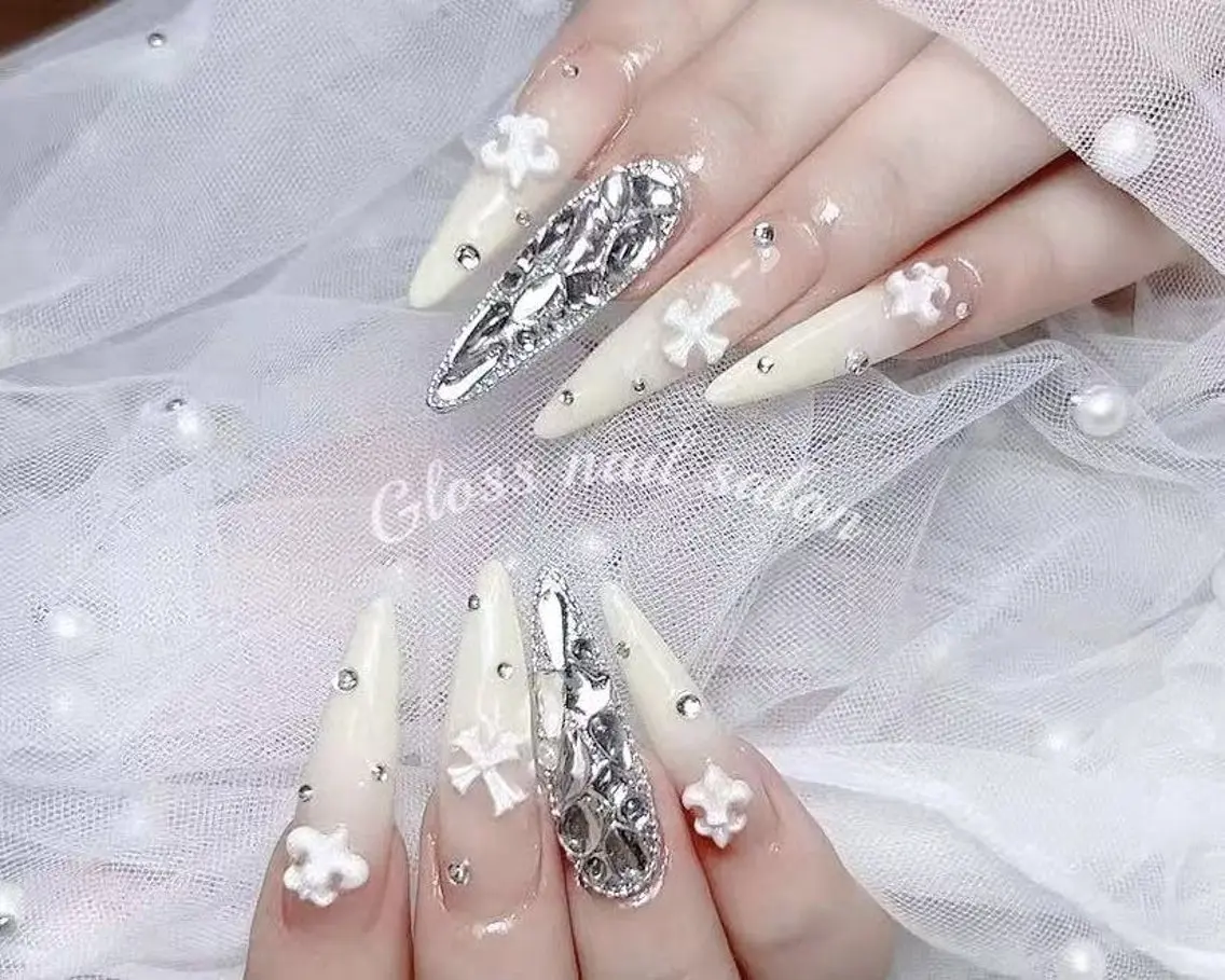 ネイル ハンドネイル アヤカ☘️Gloss nailのネイルデザイン