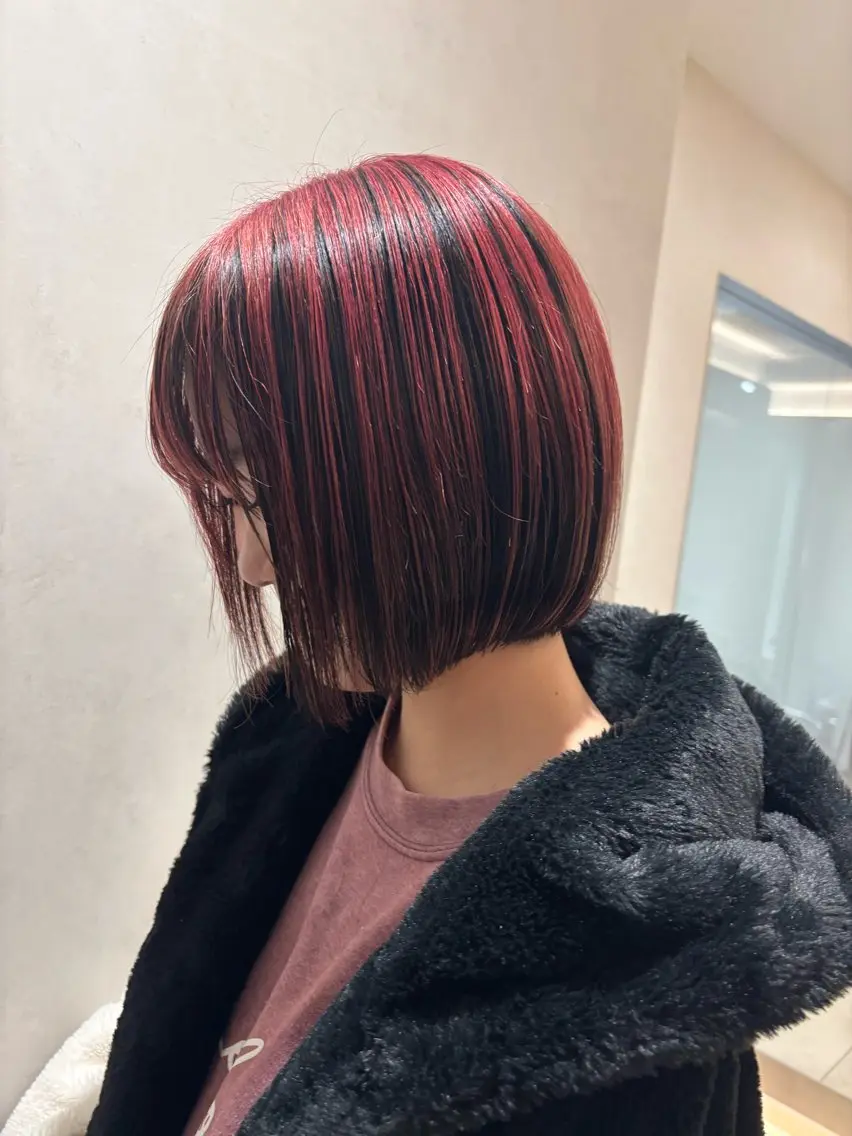 ショート 髪質改善 ショートヘア 響 インナーカラー イヤリングカラーのヘアスタイル