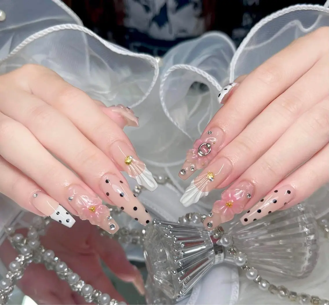ネイル アートネイル フラワーネイル ジェルネイル キラキラネイル 韓国ネイル ハンドネイル Nova Nailのネイルデザイン