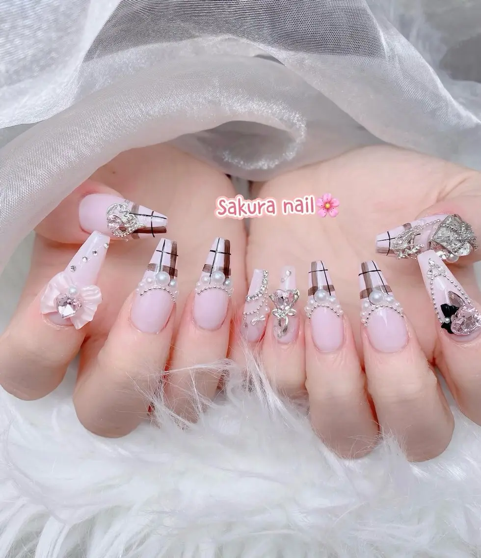 ネイル アートネイル オーロラネイル ボルドー チークネイル フレンチネイル ハンドネイル Sakura Nail Salonのネイルデザイン
