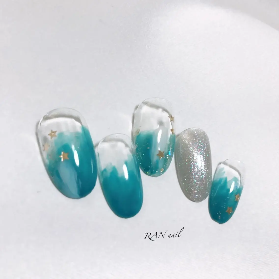ネイル オーロラネイル ブルー フットネイル キラキラネイル ラメ(グリッター) ハンドネイル フットネイル RAN nailのネイルデザイン