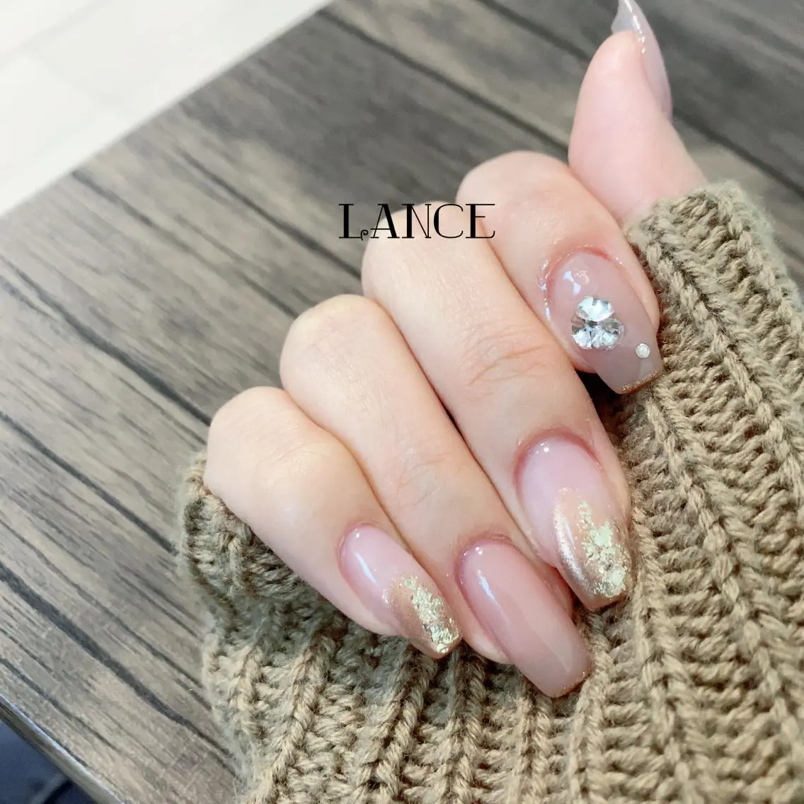 ミディアム ネイル クリスマス オーロラネイル フレンチネイル ワンホンネイル 冬ネイル Lance nailのネイルデザイン