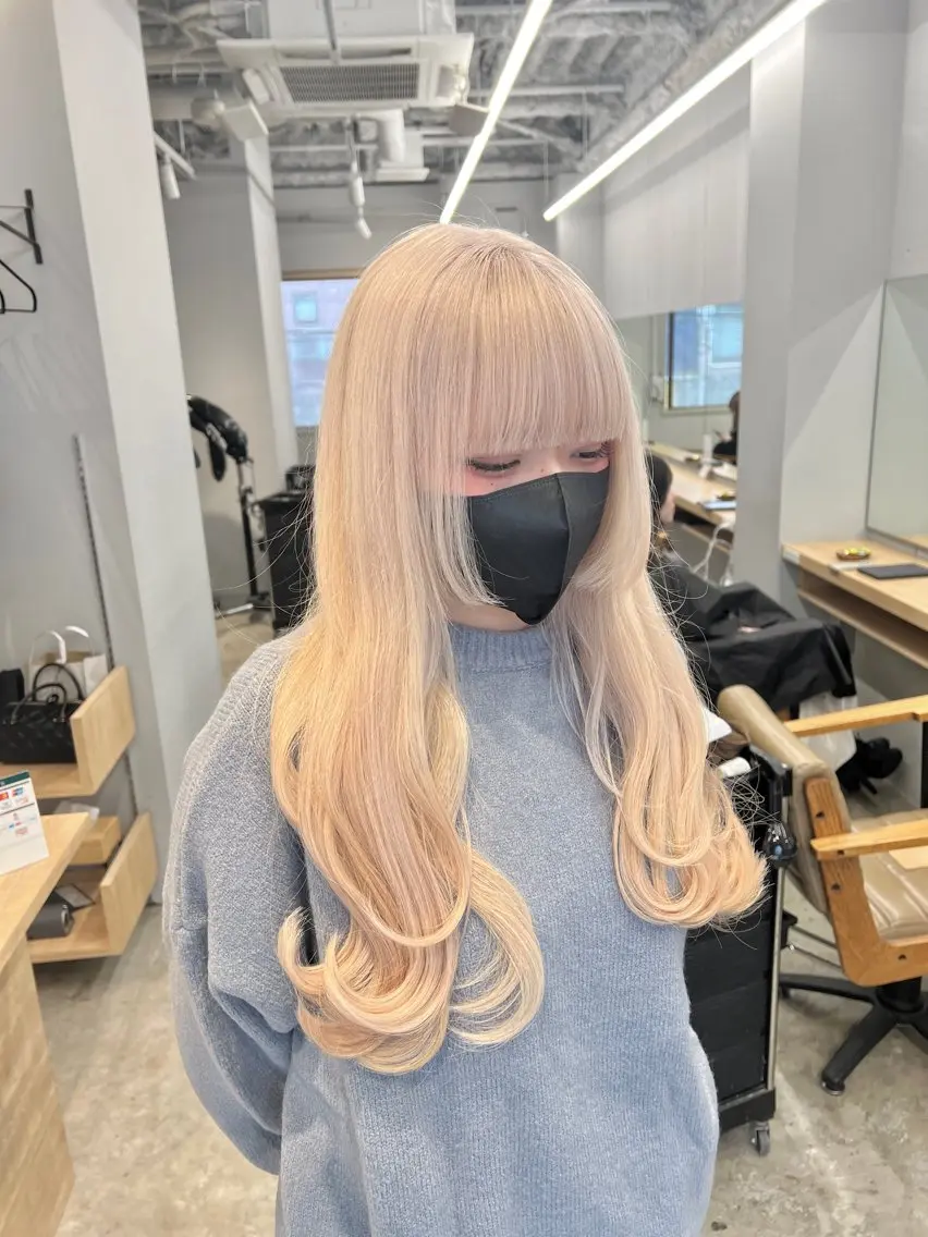 ロング カラー ブロンド ホワイトブロンド ブリーチ毛の縮毛矯正 ハイトーン/岡本智樹のヘアスタイル