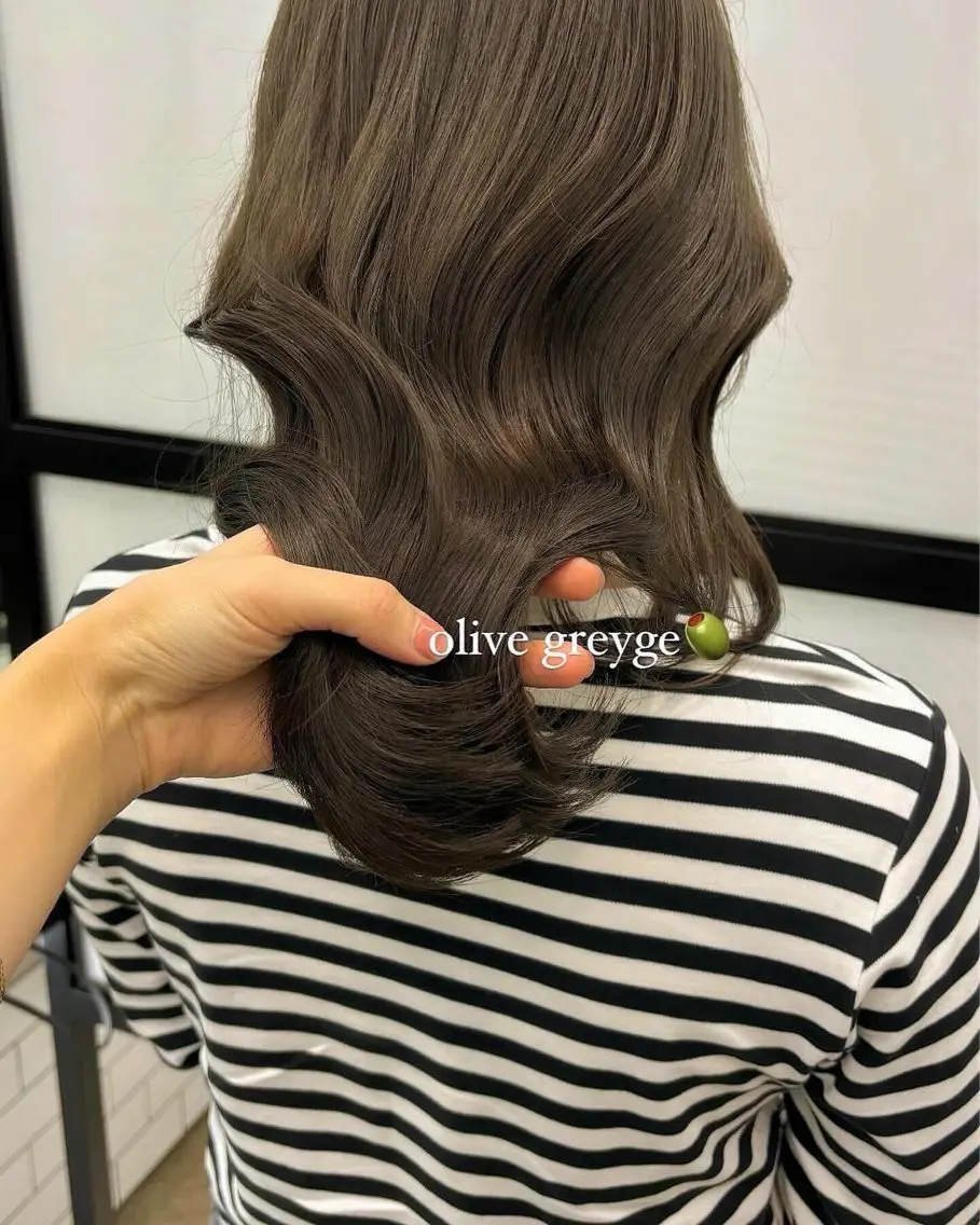 ミディアム カラー オリーブベージュ きょうかのヘアスタイル