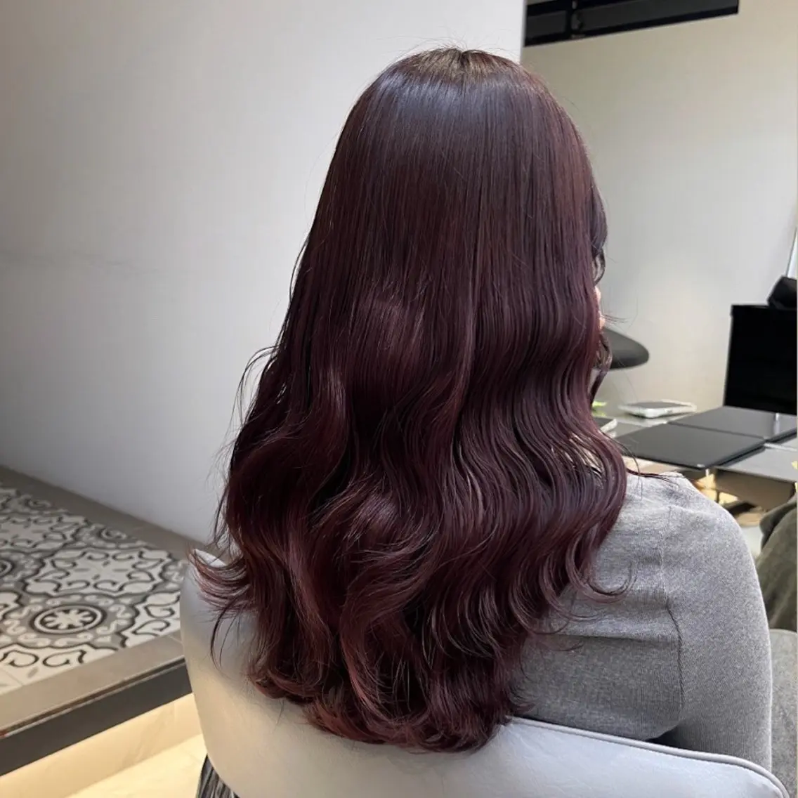 セミロング カラー ボルドーカラー ブラウンカラー ピンクカラー レッドカラー レッドブラウン カット ヘアカラー トリートメント ヘッドスパ ヘアセット カジュアルを女っぽく 𝗮𝘆𝗮𝗰𝗼のヘアスタイル