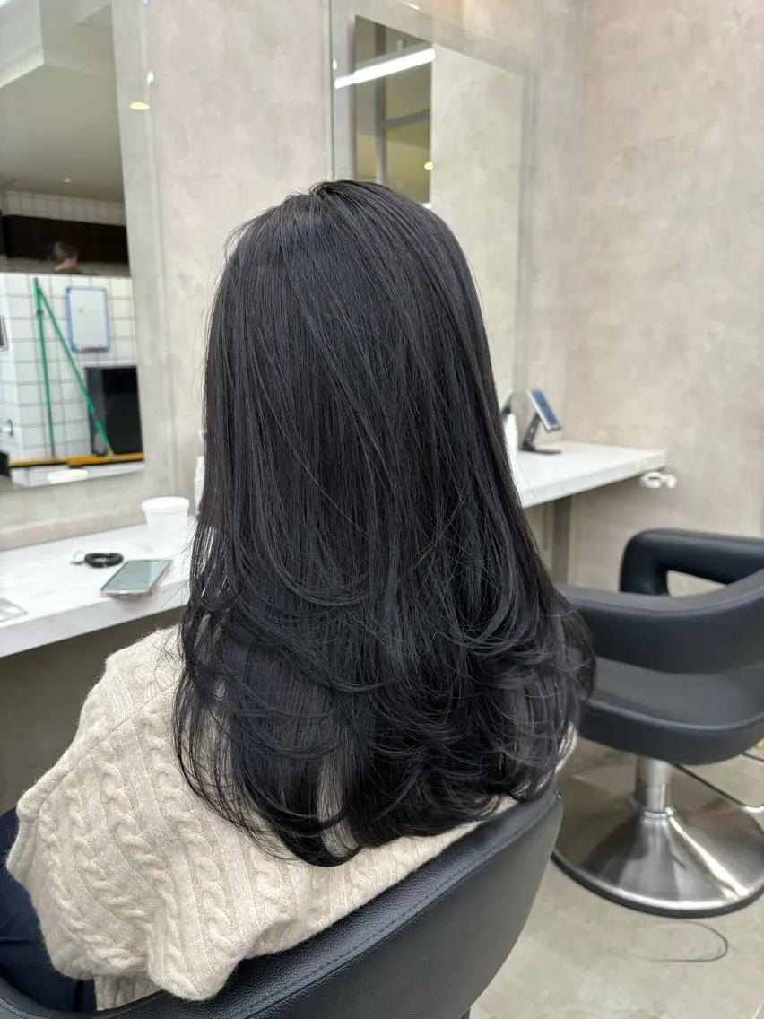 セミロング カラー 抜け感レイヤー︴ ニュアンスカラーのヘアスタイル
