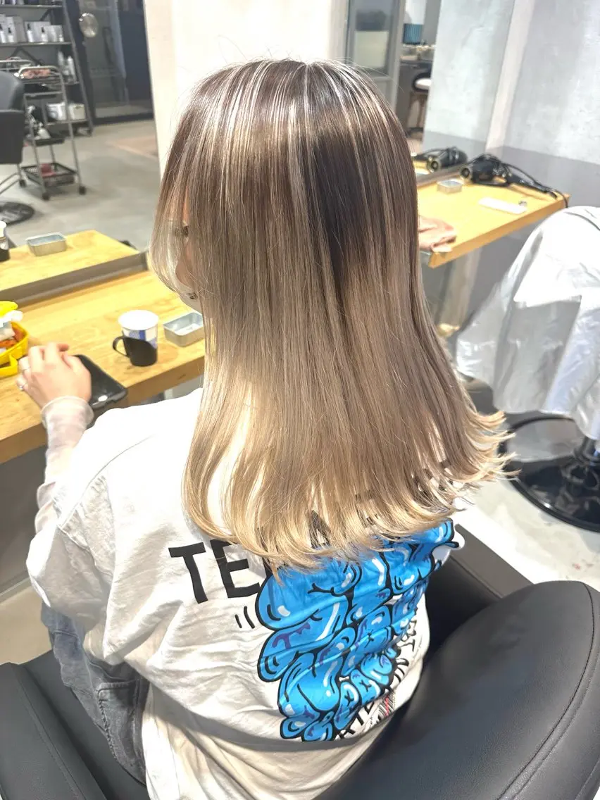 セミロング カラー カット ヘアカラー トリートメント 🌟ハイライト/ハイ トーン🌟MIKIのヘアスタイル